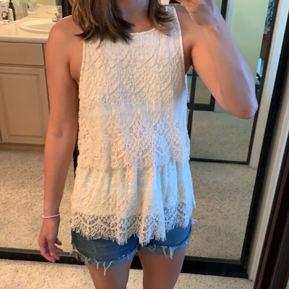 Saylor lace open back tank top. Size small.